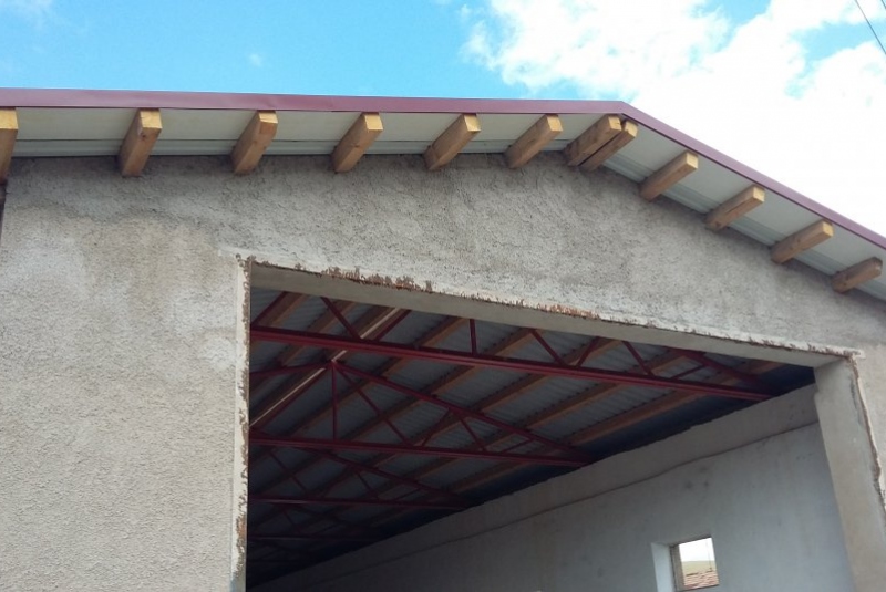 PD Silica - Maštal - výroba dodávka strechy zo sendvičových panelov s antikondenzačným plechom